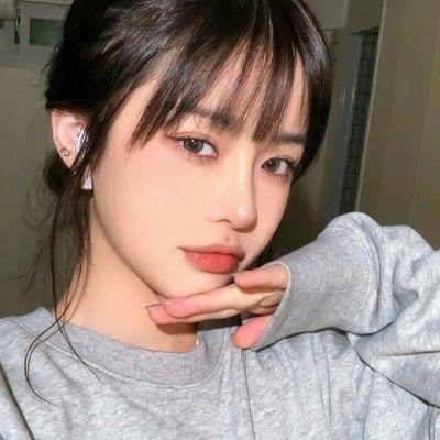 微光下的蓝色男孩